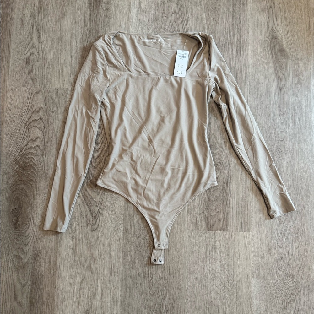 NWT Abercrombie & Fitch Taupe Long Sleeve Bodysuit – Square Neckline, Size Small